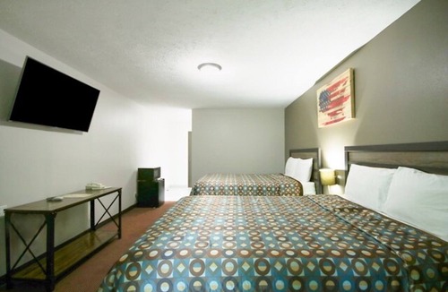 Glenwood Hotel | 3 Accommodations of Clean & Modern Rooms | Near Hwy 34 | Free Parking