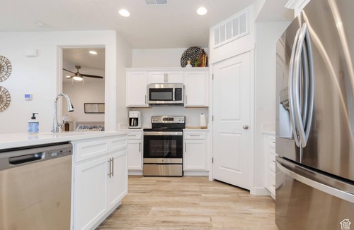 Garden City House | 3-bed townhome in charming Garden City with WiFi, AC, view of lake, near marina