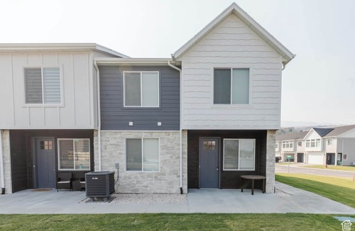 Garden City House | 3-bed townhome in charming Garden City with WiFi, AC, view of lake, near marina