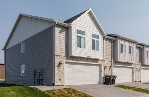 Garden City House | 3-bed townhome in charming Garden City with WiFi, AC, view of lake, near marina