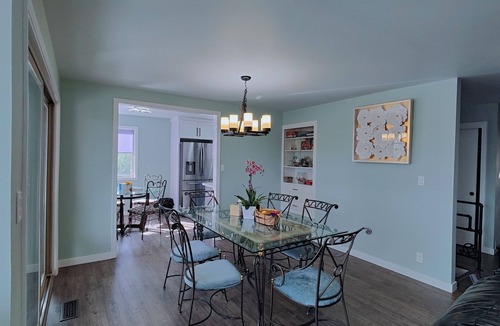 Kenmore Apartment | 3-bedroom apartment in fantastic Kenmore with cool AC