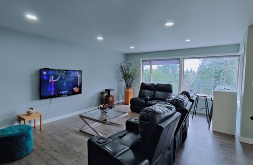 Kenmore Apartment | 3-bedroom apartment in fantastic Kenmore with cool AC