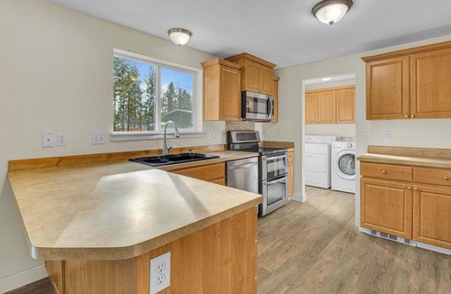 Oregon Water Wonderland House | 3 Bedroom family home near Sunriver. AC, Pets allowed, Hot tub, large back yard, water crafts to use! Access to Deschutes River with HOA pass.