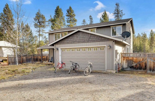 Oregon Water Wonderland House | 3 Bedroom family home near Sunriver. AC, Pets allowed, Hot tub, large back yard, water crafts to use! Access to Deschutes River with HOA pass.