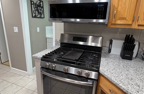 Flint House | 3-bedroom home 2.5 baths: Garage/Deck/AC/Finished Basement/Dishwasher/Laundry