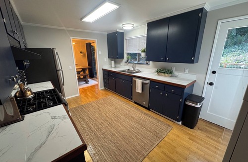Squak Mountain House | 3-bedroom home in Issaquah with fitness rm, sauna, pool table & yard trampoline