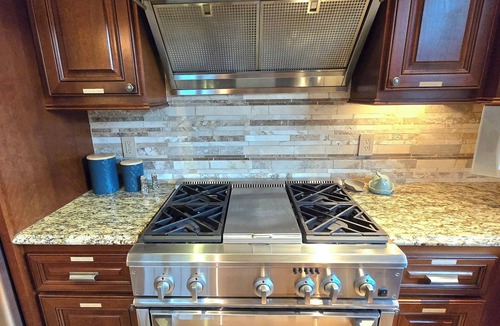 Waller House | 3-bedroom home in Puyallup with Wi-Fi, AC, & Pickle Ball court! Enjoy your stay!