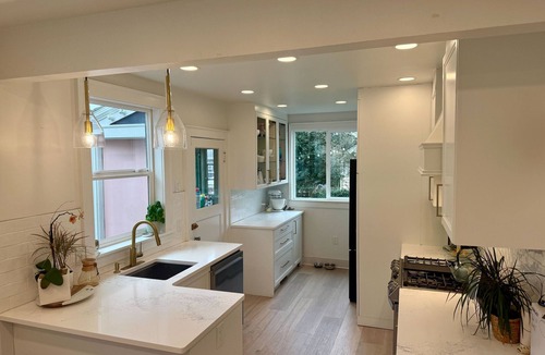 Bryant House | 3-bedroom house with AC. Walk to light rail. Next to U-village. With Backyard.