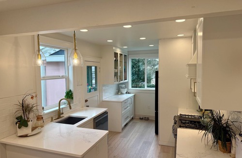 Bryant House | 3-bedroom house with AC. Walk to light rail. Next to U-village. With Backyard.