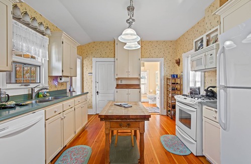 Siskiyou-Hargadine Historic District House | 3 Bedroom Victorian a few blocks from Downtown!