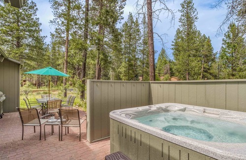 Tennis Village House | 3 Bedrooms plus Loft, SHARC Passes and Hot Tub! 2 Fawn Lane