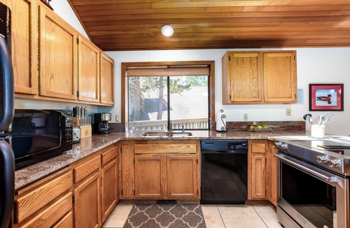 Sunriver House | 3 BR, Sleeps 7, River Views, AC, Hot Tub, Ping Pong, Bikes - GOLD05