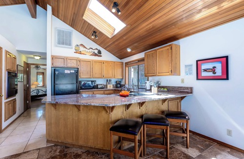 Sunriver House | 3 BR, Sleeps 7, River Views, AC, Hot Tub, Ping Pong, Bikes - GOLD05