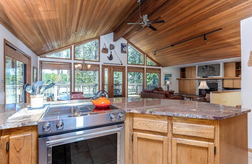Sunriver House | 3 BR, Sleeps 7, River Views, AC, Hot Tub, Ping Pong, Bikes - GOLD05