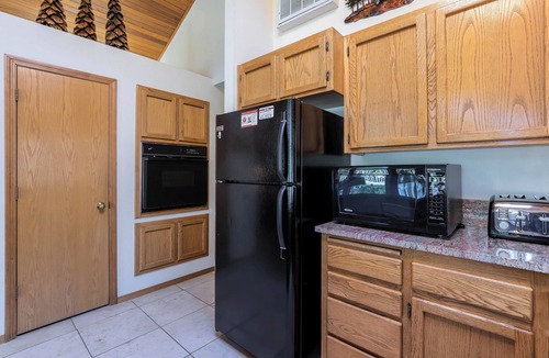 Sunriver House | 3 BR, Sleeps 7, River Views, AC, Hot Tub, Ping Pong, Bikes - GOLD05