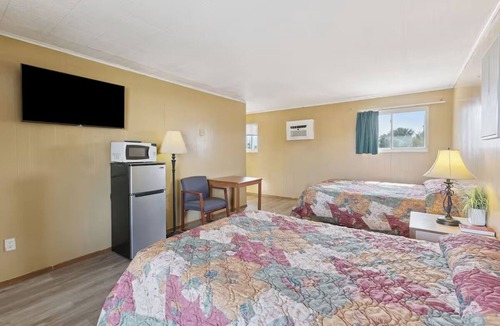 Shields Hotel | 3 Comfortable Double Queen Rooms Perfect for Conference Attendees