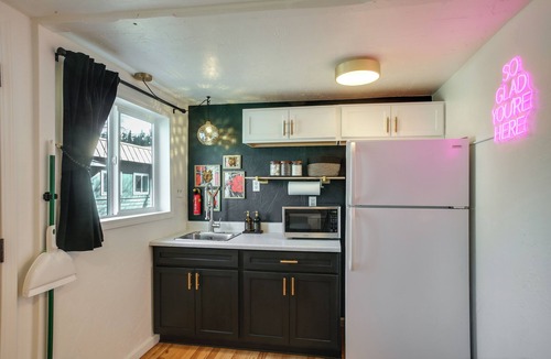 Latah Valley Apartment | 3 Mi to Dtwn Spokane: Sleek Multi-Unit Base