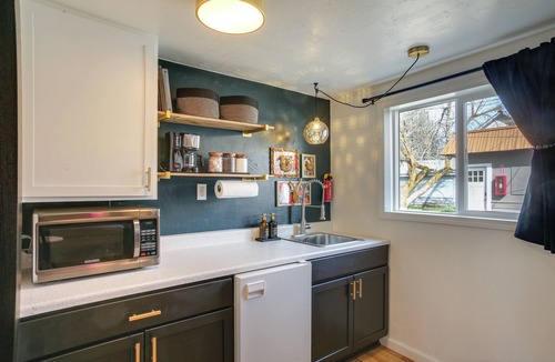 Latah Valley Apartment | 3 Mi to Dtwn Spokane: Sleek Multi-Unit Base