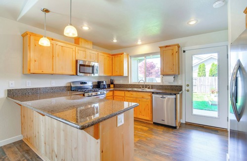 Grants Pass Cottage | 3 Mi to Riverside Park: Grants Pass Getaway!