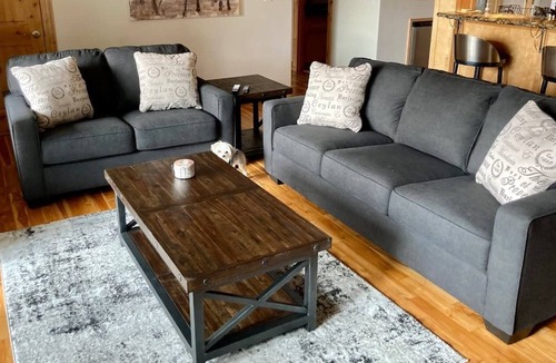 Grants Pass Other | 3 Miles from Downtown! Private custom home, large deck with views