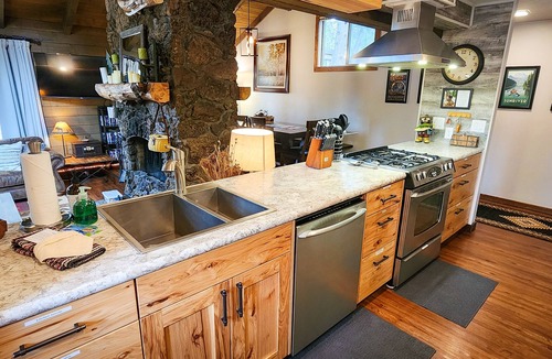 Overlook Park Cabin | 3 Min to SHARC with 8 Passes! Private Hot Tub, Quite Cul-de-sac w/PS4 & BBQ