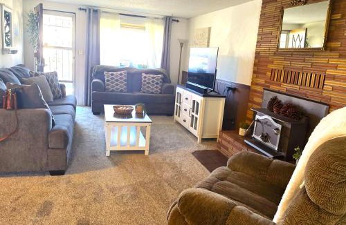 Downtown Klamath Falls House | 3 Queen Beds 2 Bath near Downtown Klamath Falls