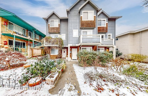 Genesee House | 3-story townhome with fireplace, private balcony, & washer/dryer