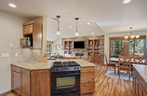 Sunriver House | 3 Tumalo - Heart of Sunriver, Hot Tub, SHARC Passes, Ping Pong, Bikes, Updated