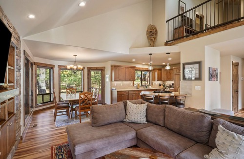 Sunriver House | 3 Tumalo - Heart of Sunriver, Hot Tub, SHARC Passes, Ping Pong, Bikes, Updated