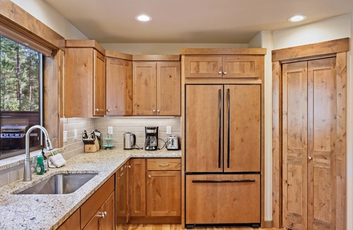 Sunriver House | 3 Tumalo - Heart of Sunriver, Hot Tub, SHARC Passes, Ping Pong, Bikes, Updated