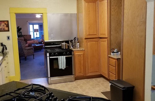 Downtown Klamath Falls House | 30+Day❤️of Downtown | SmartHouse | 4KTV | King, 2 Queens, Double + Twin | BBQ, P