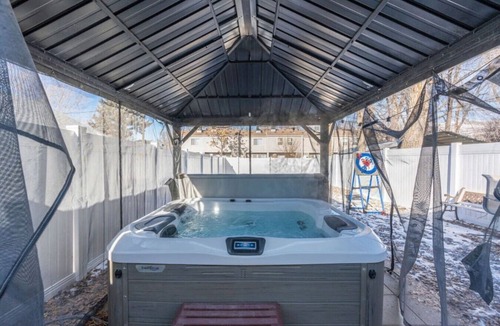 Fairpark House | 30-NIGHT MIN/Enchanted Urban TreeHouse - Hot Tub!