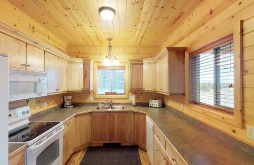 Rea Cabin | 31 MI to YNP | Fire Pit | Sleeps 10