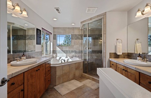 Bend House | 325 m² House ∙ 5 bedrooms ∙ 14 guests