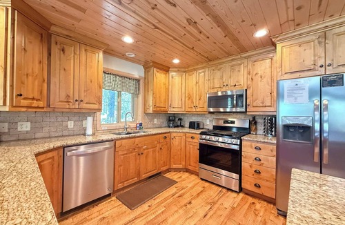 Island Park Cabin | 35 MIN to YNP | Hot Tub | Pool Table | Sleeps 25