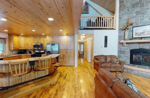 Island Park Cabin | 35 MIN to YNP | Hot Tub | Pool Table | Sleeps 25