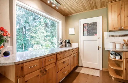 Lakewood House | 3Bd lake home w/hot tub & private dock