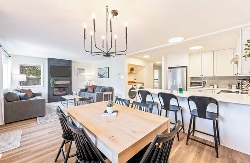 Downtown Leavenworth Condo | 3Bd Modern Leavenworth Condo - Next to Adventure Park and .9mi to Town Center!