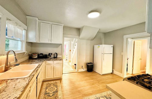 Central Tacoma House | 3BR/3BA Base, Expand to 6BR for extra cost, Sleeps up to 14, Central & Cozy home