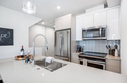 Wallingford Apartment | 3BR 3BA Rooftop Patio with Waterview, Private Garden & Grill