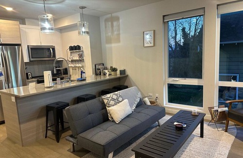 Wallingford Apartment | 3BR 3BA Rooftop Patio with Waterview, Private Garden & Grill