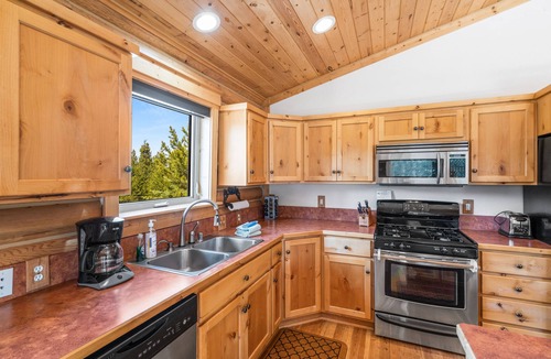 Lazy Acres Cabin | 3BR just 7 minutes from Yellowstone, perfect for 6 guests. Experience comfort at Lazy Fox