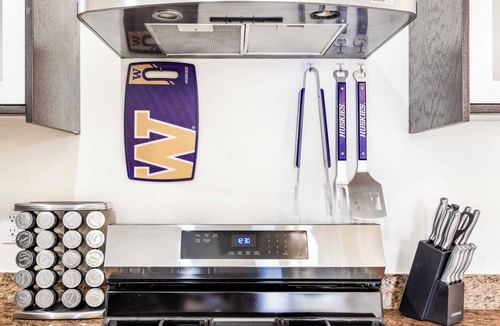 University District House | 3BR Modern Townhome w/Parking Near UW & Children’s Hospital