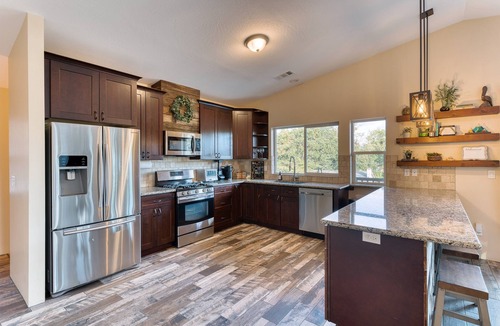 Grants Pass House | 3BR Spacious Craftsman | Espresso Bar | Mountain Views | Walk to Downtown GP