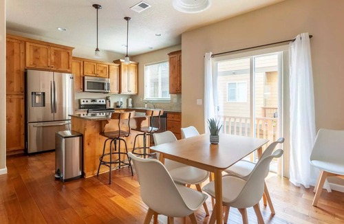 Five Oaks House | 3BR Townhome Near Nike & Intel: AC, Wi-Fi, Garage, Family and Pets Friendly
