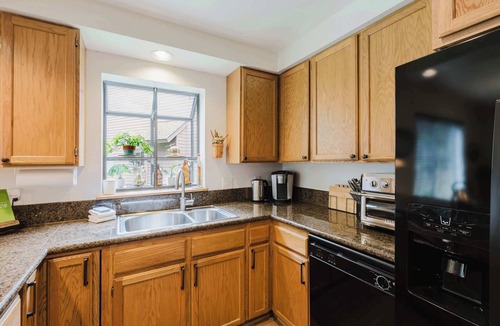 Sunriver Apartment | 3BR Townhouse Near SHARC & Village - Dog Friendly