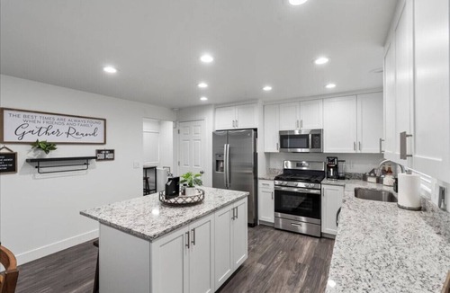 Taylorsville House | 4 Bdrm 6 Bed Clean Pet Friendly HotTub New Kitchen