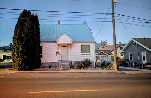 Pendleton House | 4-bdrm house in charming area close to H. School, Convention Ctr, Rup Activities