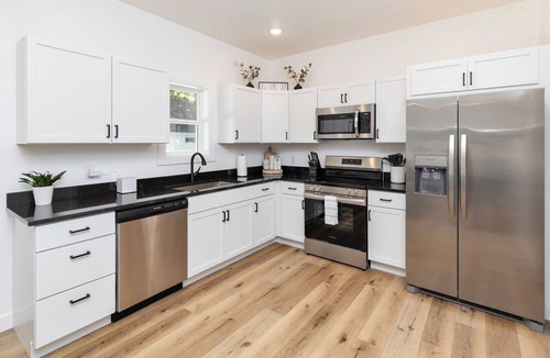 Des Moines House | 4 bed 3 bath, 2 King Suites, Rec/Game Room, Heart of DSM, Brand New