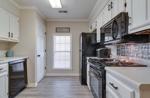 Southaven House | 4-Bedroom, 2-Bath Home with All Amenities